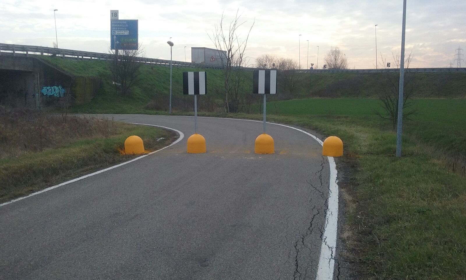 La chiusura alle auto di stradello Piradello all'altezza del sottopasso della tangenziale