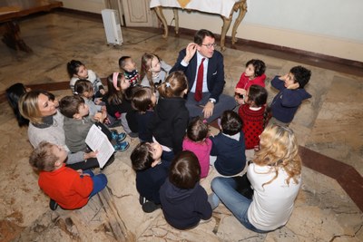 I bimbi della scuola d'infanzia Edison con il sindaco