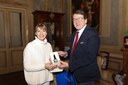 L'omaggio dell'Aceto balsamico dell'Acetaia comunale all'ambasciatrice Jill Morris 