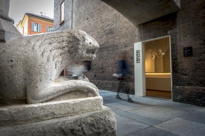 Bookshop musei duomo esterno leone passante.jpg