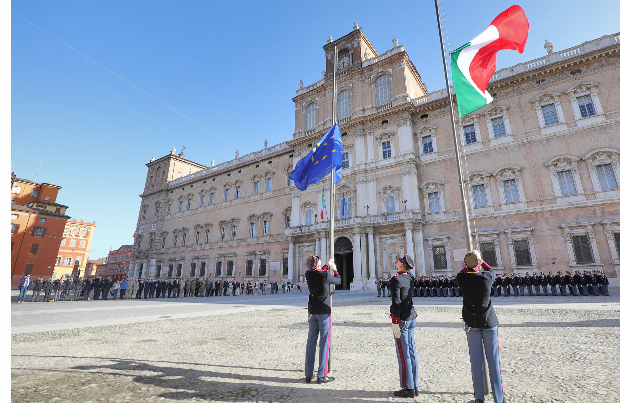 Alzabandiera in piazza Roma
