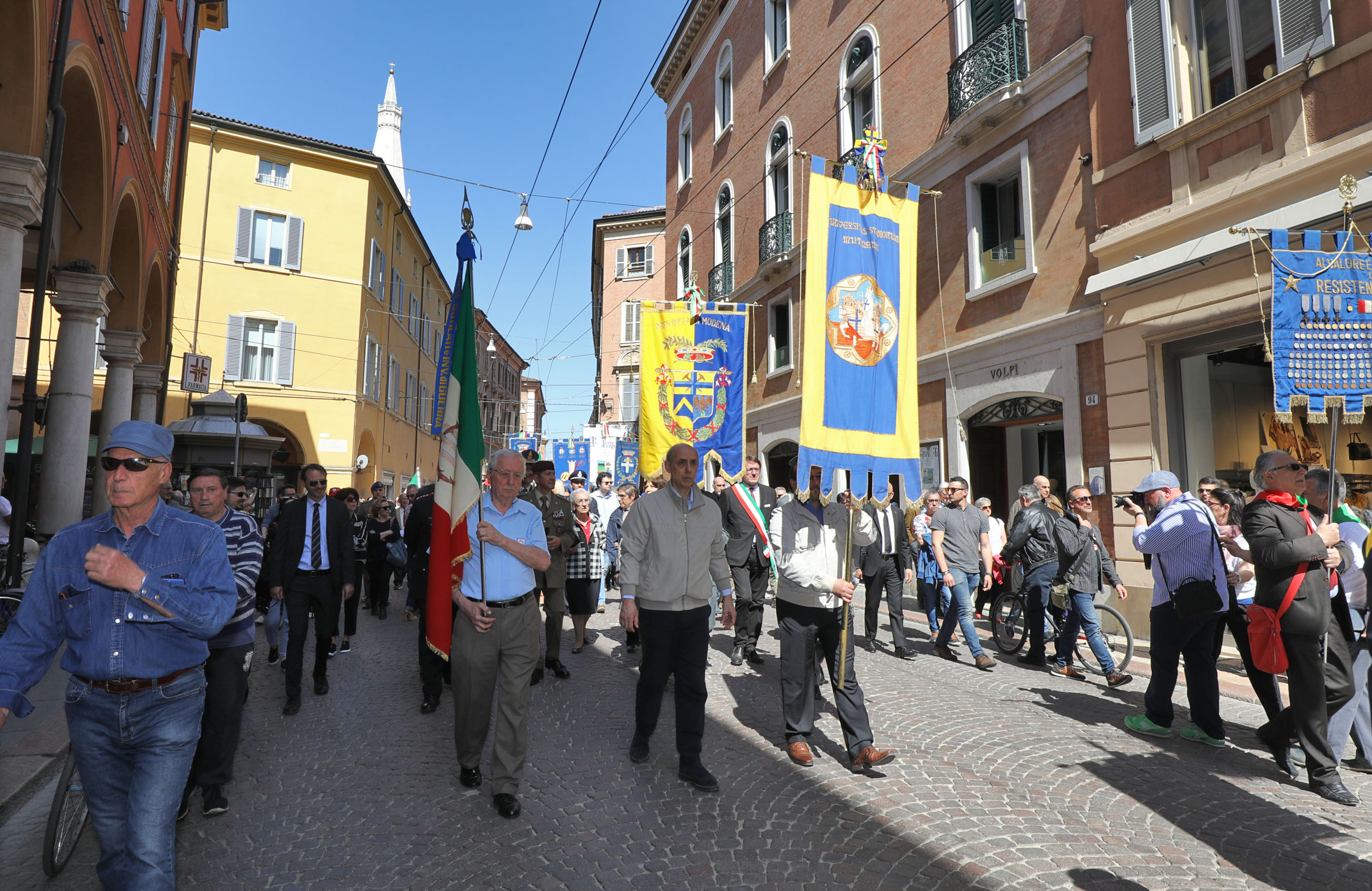 Il corteo con i gonfaloni e le autorità in via Emilia