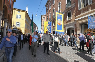 Il corteo con i gonfaloni e le autorità in via Emilia