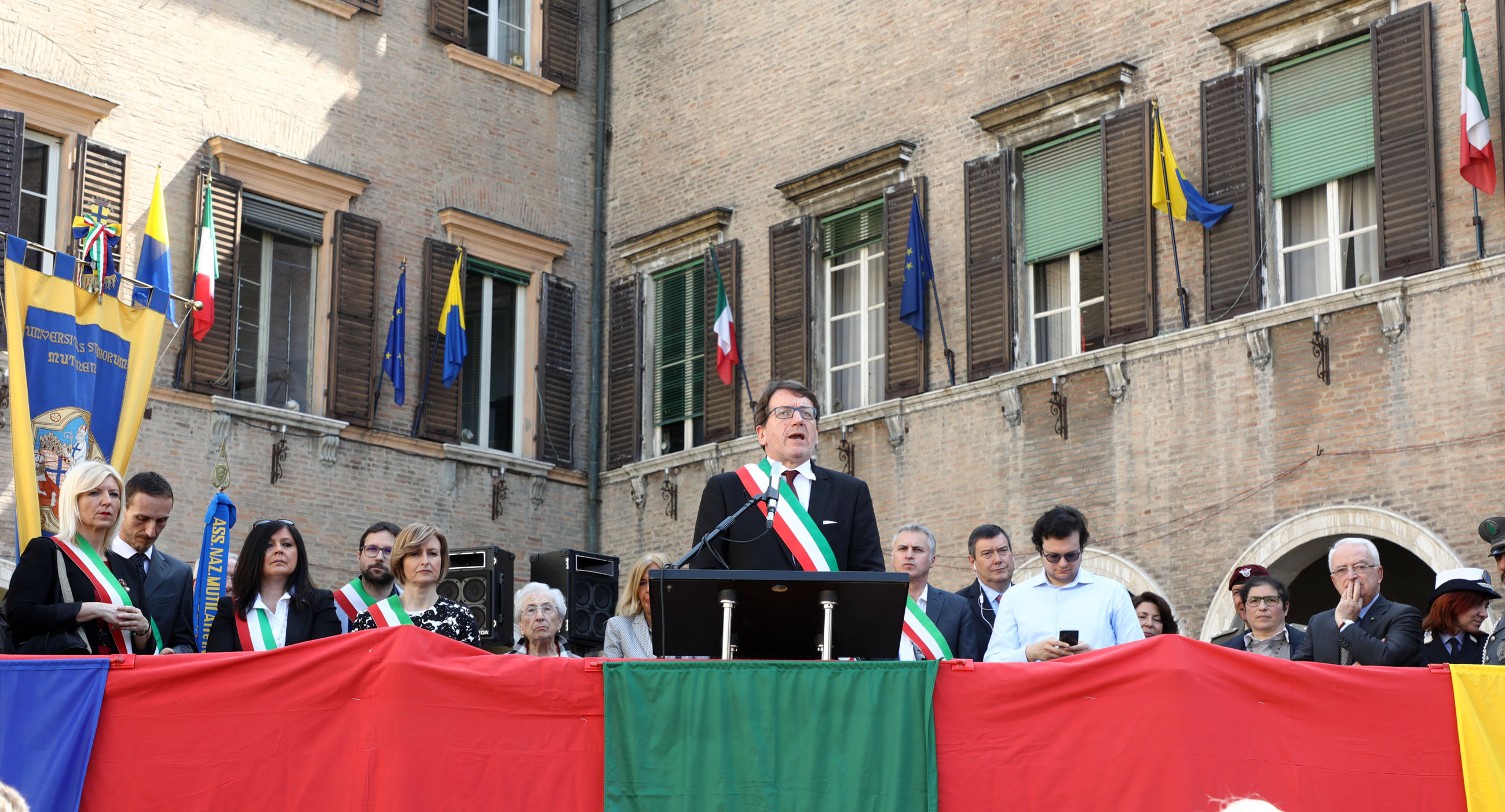 Il palco con le autorità durante l'intervento del sindaco Muzzarelli