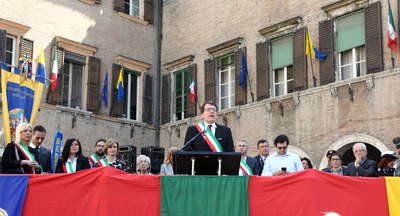 Il palco con le autorità durante l'intervento del sindaco Muzzarelli