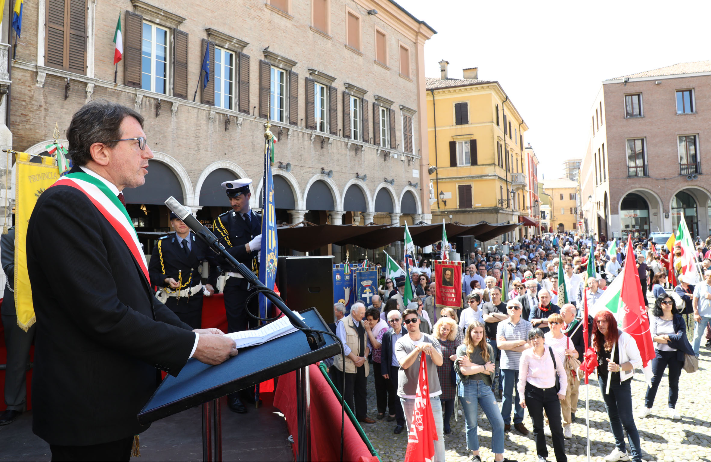 Il sindaco Gian Carlo Muzzarelli durante il discorso in piazza Grande