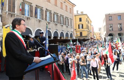Il sindaco Gian Carlo Muzzarelli durante il discorso in piazza Grande