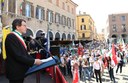 Il sindaco Gian Carlo Muzzarelli durante il discorso in piazza Grande
