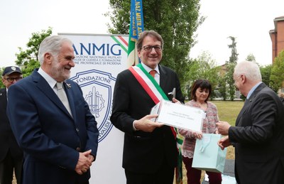 Il sindaco Gian Carlo Muzzarelli con il presidente nazionale dell'Anmig Claudio Betti.