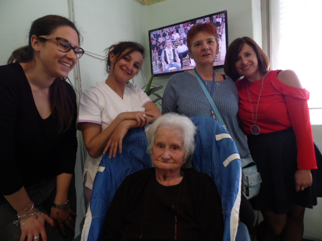 Ivalda Gaido con animatrici e assistenti della residenza Ramazzini