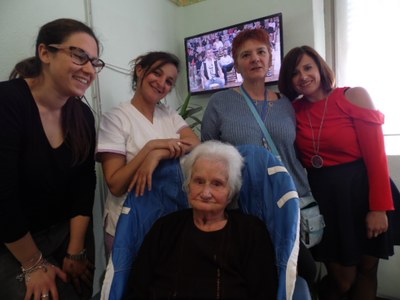 Ivalda Gaido con animatrici e assistenti della residenza Ramazzini