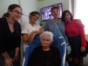 Ivalda Gaido con animatrici e assistenti della residenza Ramazzini