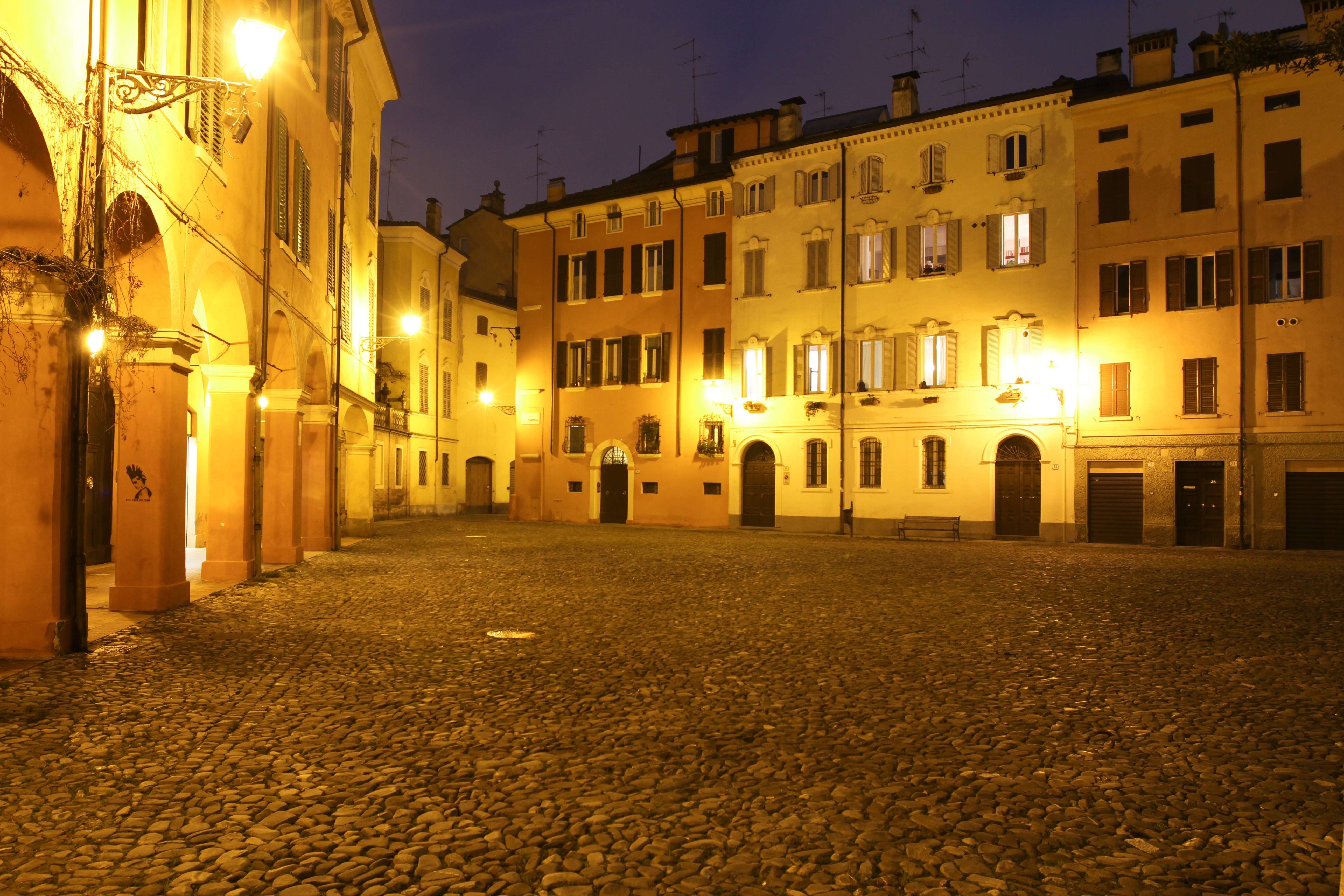 piazza pomposa di notte.jpg