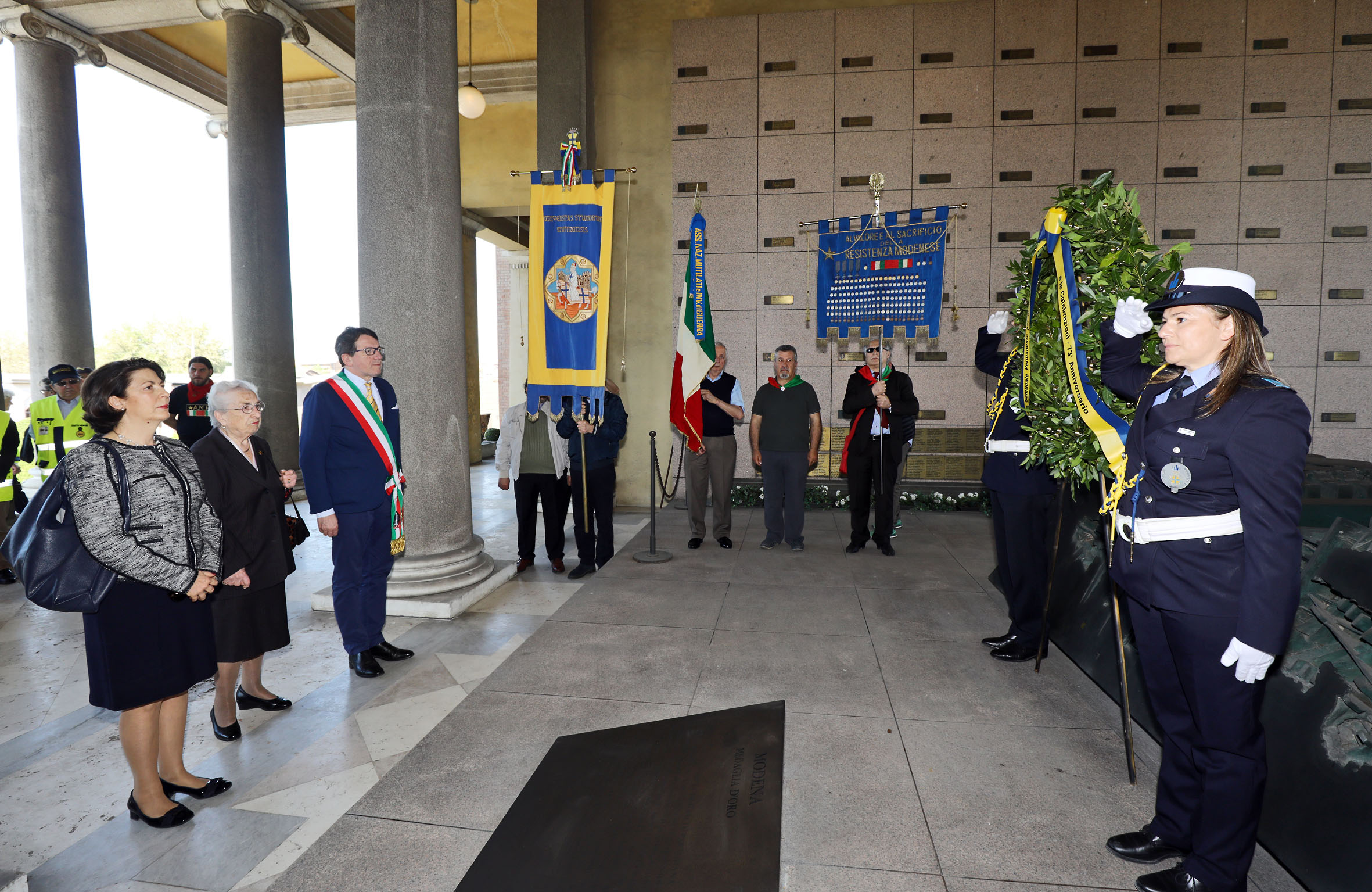 aude pacchioni, sindaco muzzarelli, prefetto patrizia paba famedio san cataldo.jpg