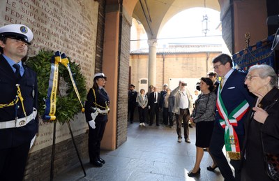 autorità, Francesca Maletti, presidente Consiglio comunale, prefetto Patrizia Paba, sindaco Gian Carlo Muzzarelli, Aude Pacchioni di Anpi Modena, lapide modena medaglia d'oro.jpg