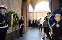autorità, Francesca Maletti, presidente Consiglio comunale, prefetto Patrizia Paba, sindaco Gian Carlo Muzzarelli, Aude Pacchioni di Anpi Modena, lapide modena medaglia d'oro.jpg