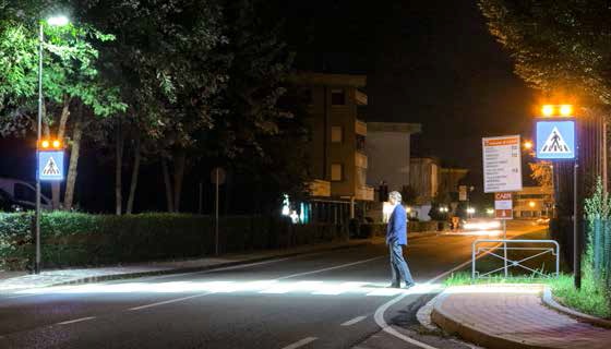 Il nuovo sistema di illuminazione dell'attraversamento pedonale in corso di installazione in viale Monte Kosica