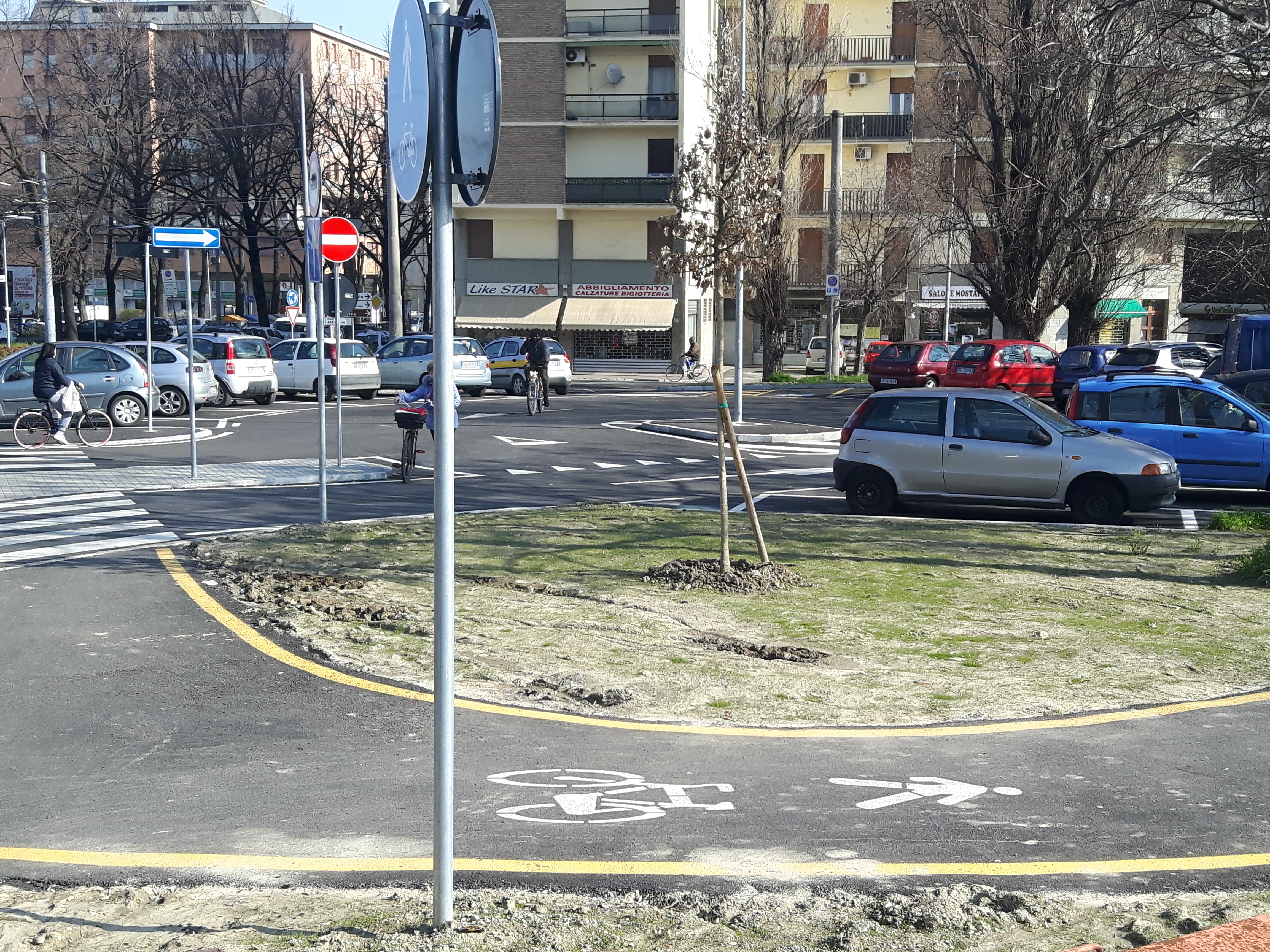 Il parcheggio alla rotatoria di viale Gramsci