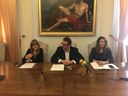 da sinistra: Cristiana Zanasi, dei Musei Civici coordinatrice notte dei musei; Gianpietro Cavazza, vicesindaco di Modena e assessore alla Cultura; Ludovica Carla Ferrari, assessora ad Attività economiche e commercio e a Promozione della città e turismo conferenza stampa nessun dorma 2018 140518.jpg