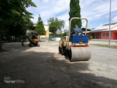 L'intervento in corso nel parcheggio pubblico della Polisportiva Sacca