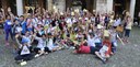 Gli alunni delle S.Agnese in piazza Grande con l'assess. Cavazza