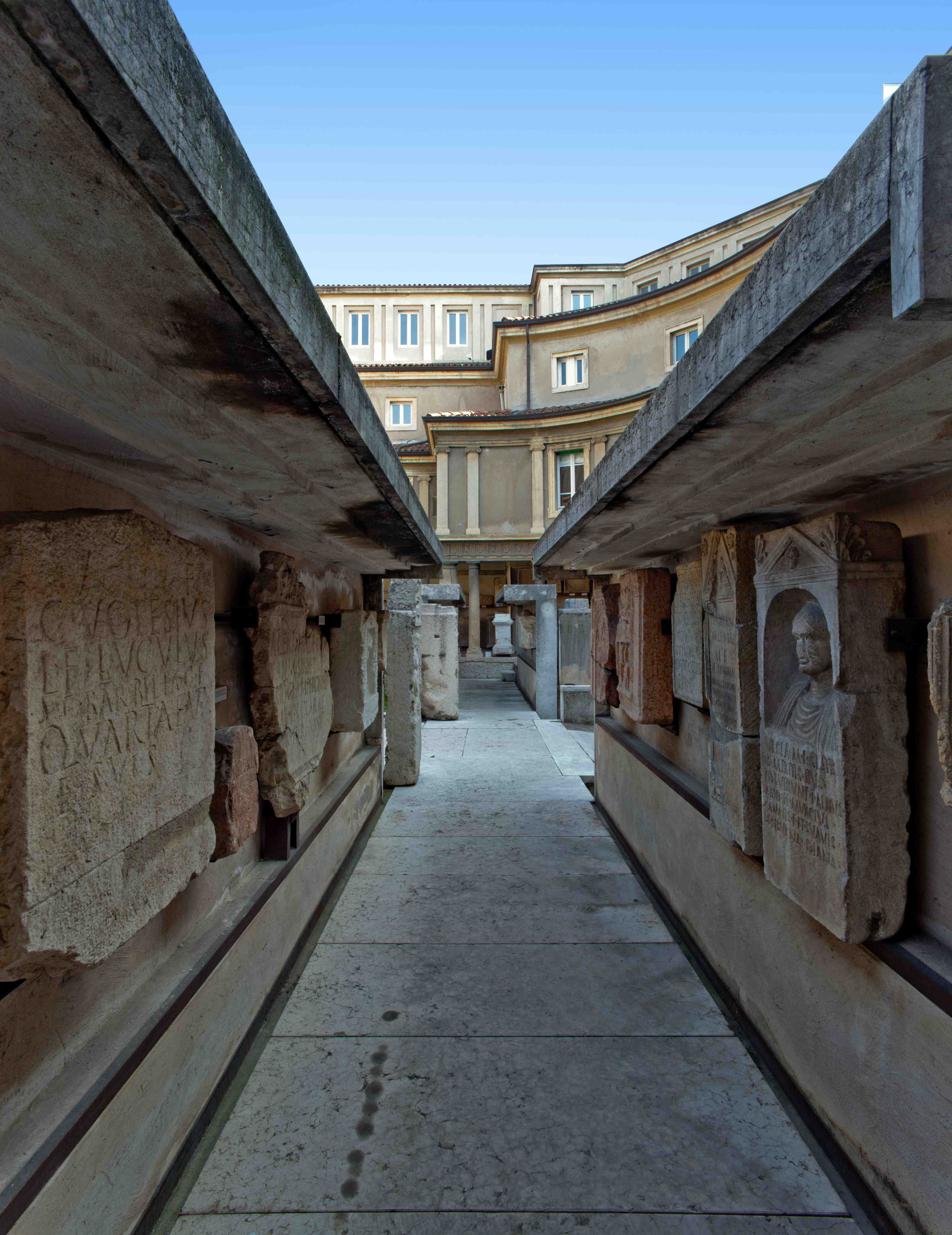 Museo lapidario Maffeiano - Verona.jpg