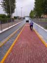 Un ciclista sulla rampa verso l'ingresso del sottopasso