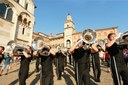 Bande in piazza grande 1.jpg