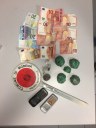 Sostanza stupefacente, contanti e cellulari sequestrati