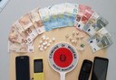 Stupefacente, denaro e telefoni sequestrati spacciatore arrestato 180818.jpg