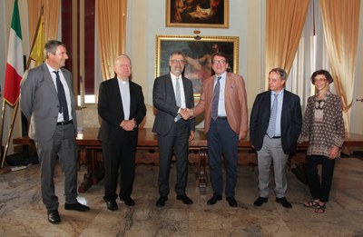 Un momento della sottoscrizione della convenzione