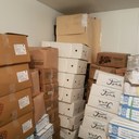 La carne sequestrata (in alto coperta da un cartone) nella cella freezer