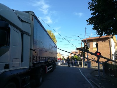 L'autocarro al passaggio a livello di via Mantegna