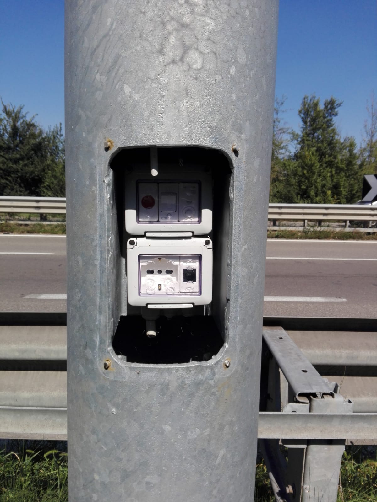 Il palo dell'autovelox "aperto" con i cavi dell'alimentazione tagliati