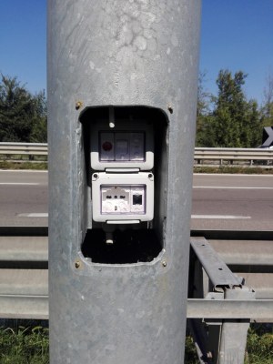 Il palo dell'autovelox "aperto" con i cavi dell'alimentazione tagliati