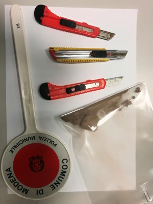 Lo stupefacente e i cutter sequestrati dalla PM