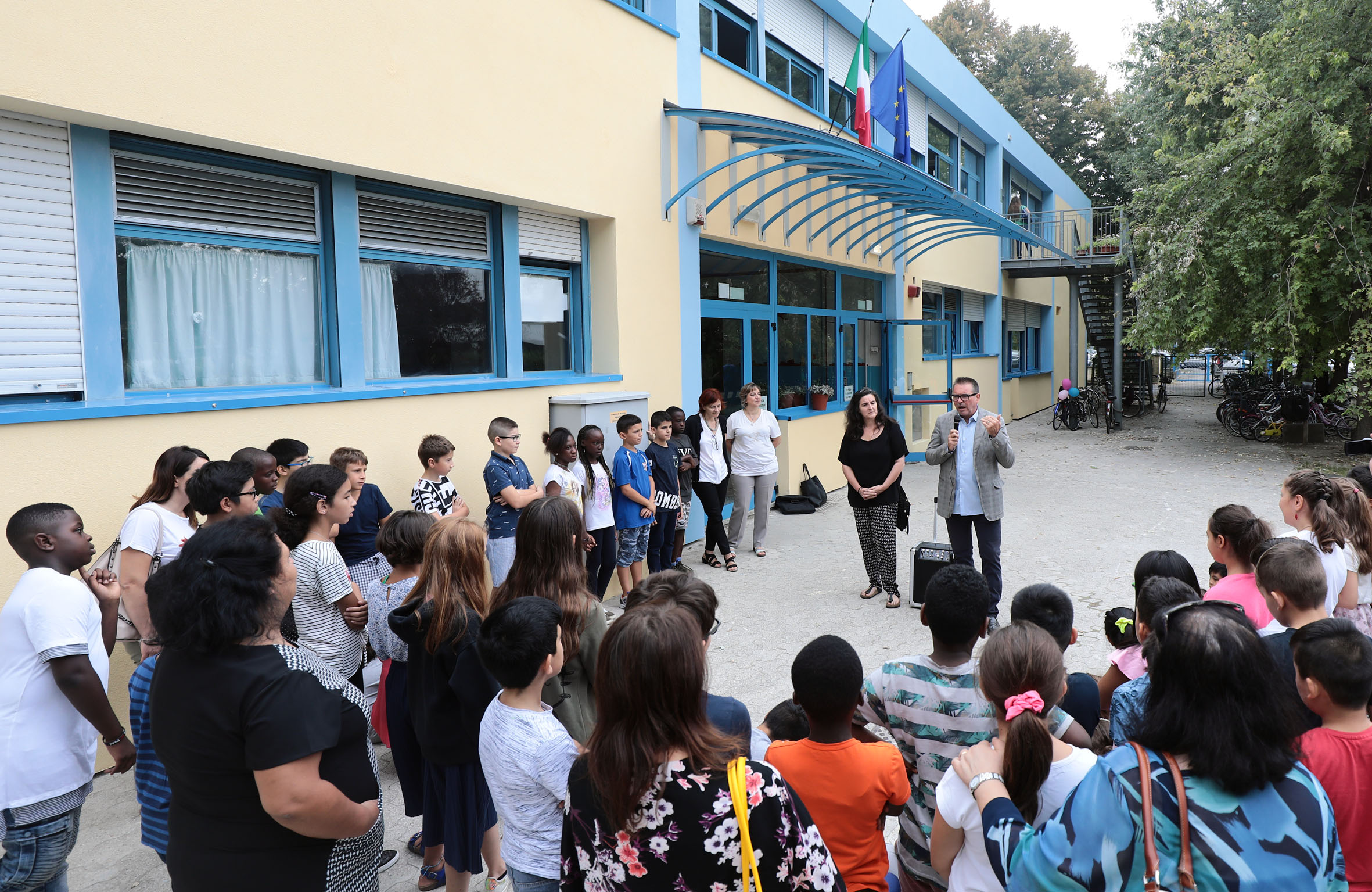 Gli assessori Filippi e Cavazza, insieme alla dirigente scolastica Zetti alla scuola Cittadella per l'avvio dell'anno scolastico
