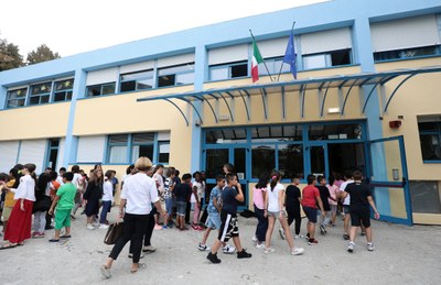I bambini che entrano nella scuola rinnovata