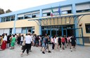 I bambini che entrano nella scuola rinnovata