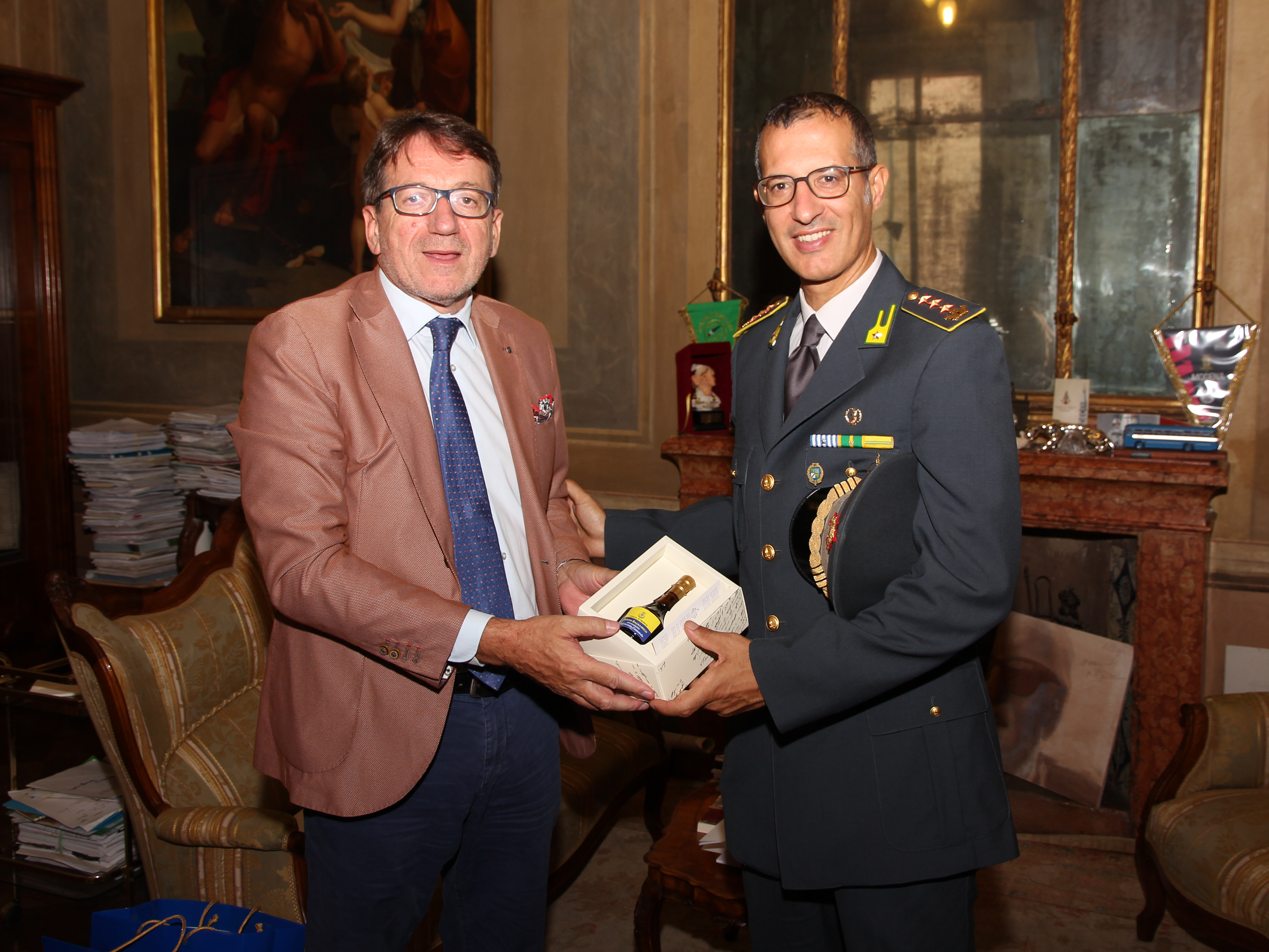 Il sindaco Muzzarelli con il icolonnello Pasquale Russo