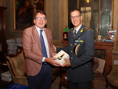 Il sindaco Muzzarelli con il icolonnello Pasquale Russo