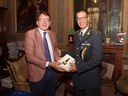 Il sindaco Muzzarelli con il icolonnello Pasquale Russo