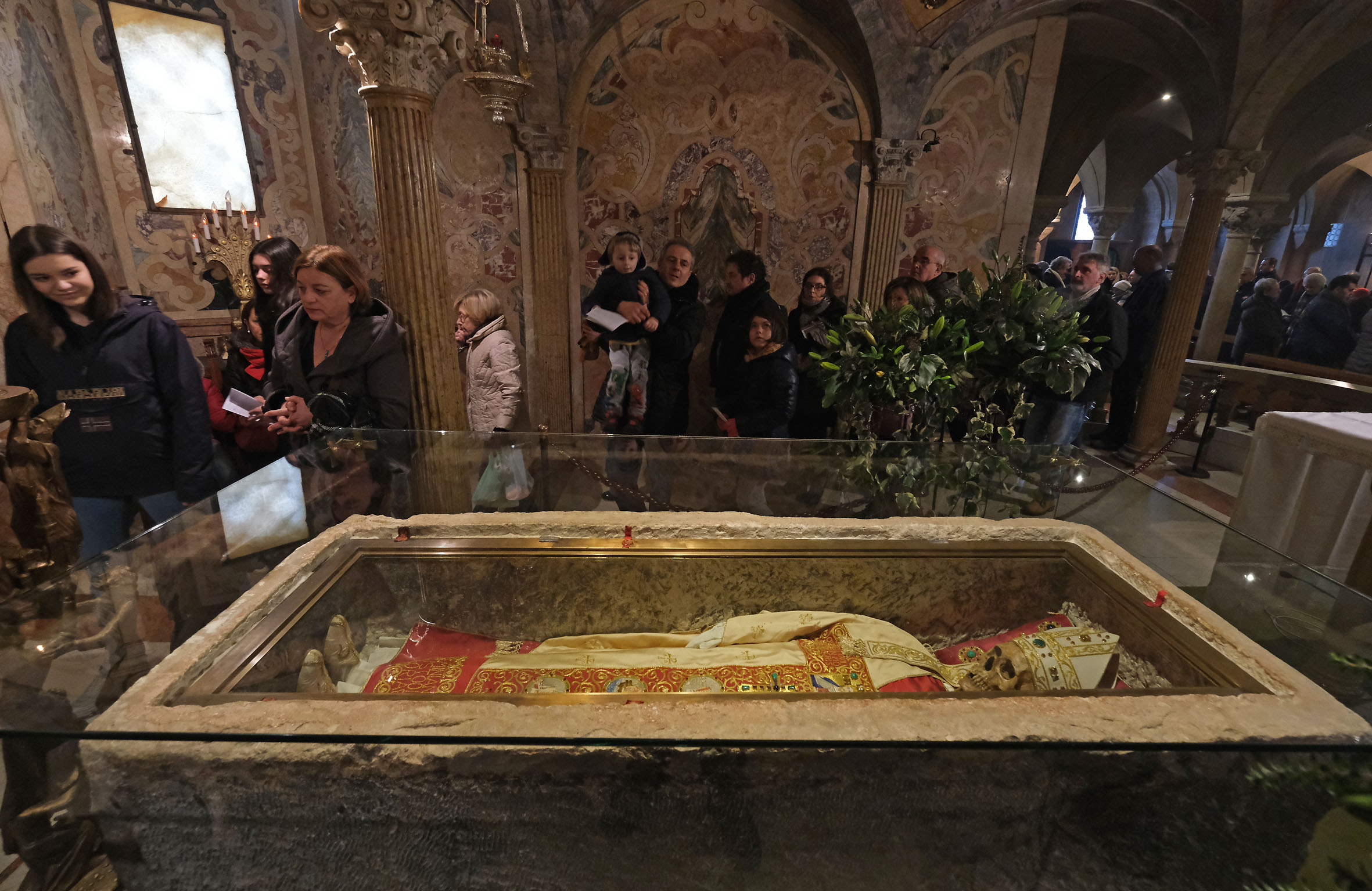 La devozione dei fedeli nella cripta dove si trova il sepolcro di San Geminiano