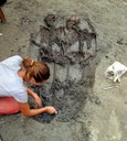 La sepoltura in corso di scavo (2009) 2.jpg
