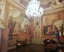 Sala degli  Arazzi con lampadario in vetri di Murano (2).jpg