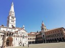 Piazza Grande Ghirlandina Duomo e Palazzo Comunale.jpg