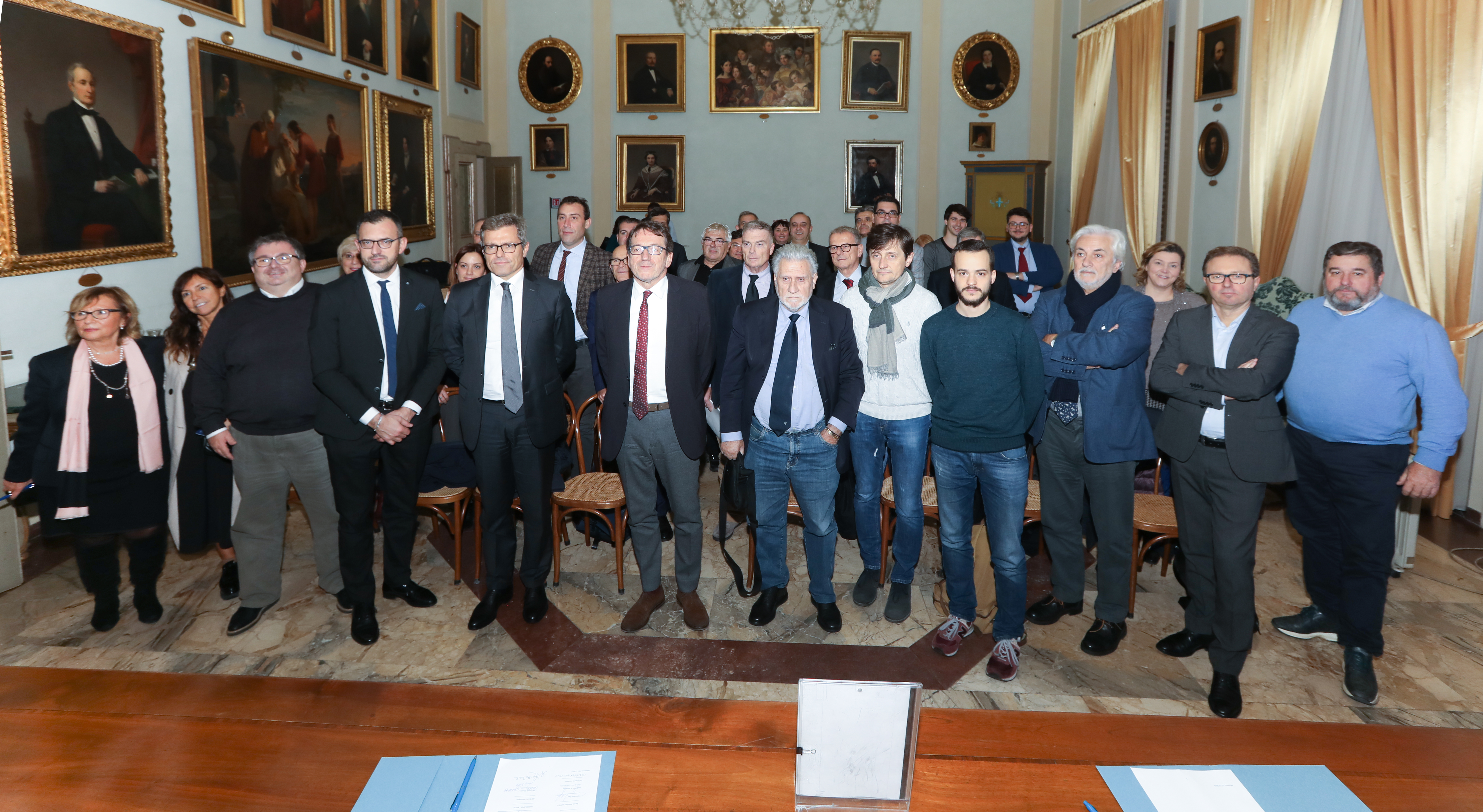 Immagine di gruppo dei firmatari del Patto