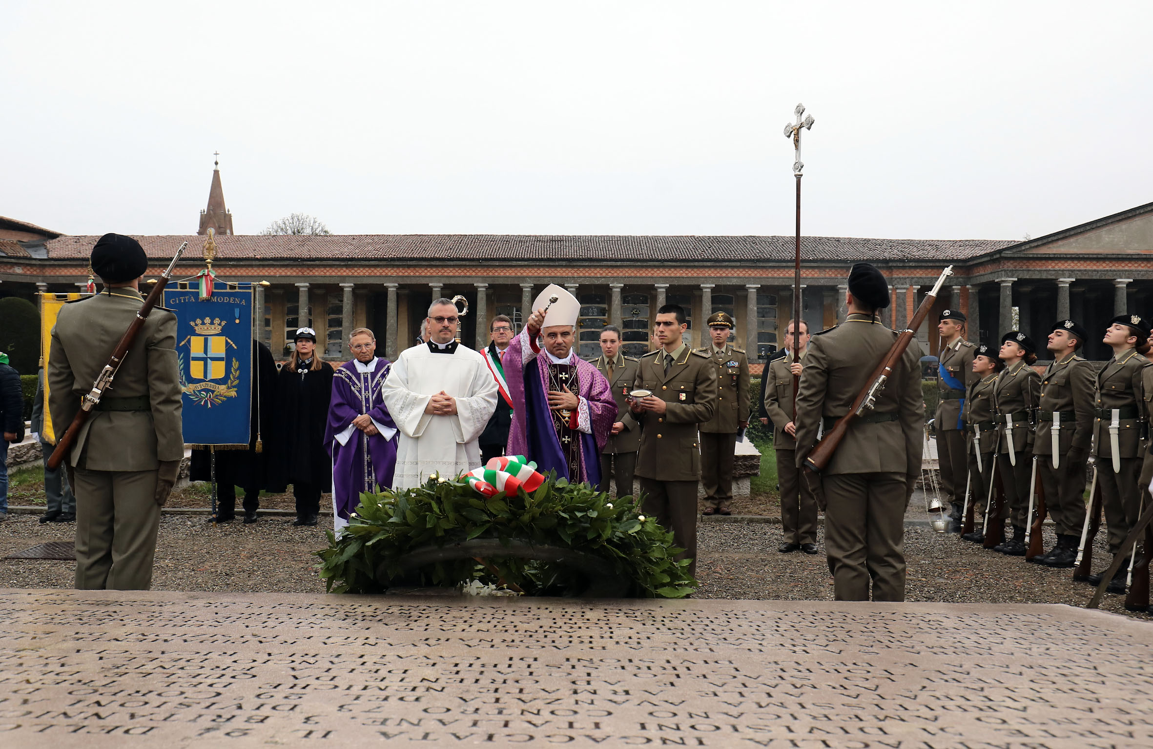 La benedizione del vescovo al monumento ai Caduti
