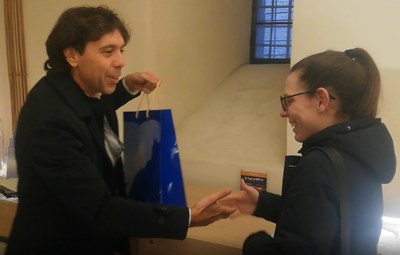Giovanni Bertugli premia Elisa Testa.jpg