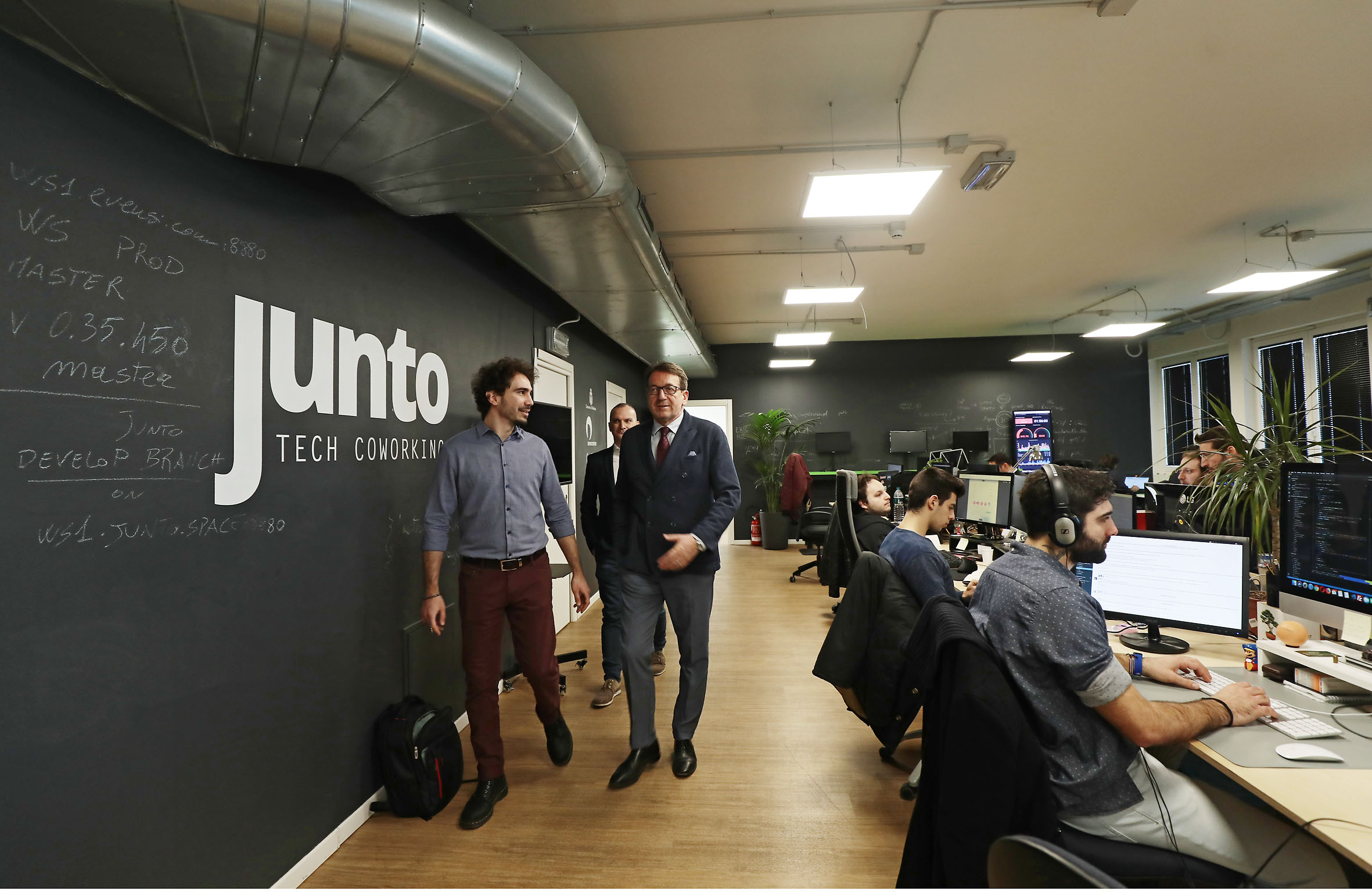 Il sindaco Gian Carlo Muzzarelli con i fondatori di Junto nello spazio coworking